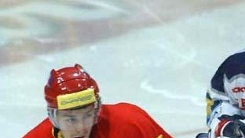Jaromír Jágr z Kladna (vpravo) atakuje Jana Nováka ze Slavie. V Sazka arene se Kladno představilo v úterý. Jaromír Jágr z Kladna (vpravo) atakuje Jana Nováka ze Slavie. V Sazka arene se Kladno představilo v úterý.