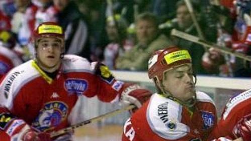 V dresu Pardubic se v nadcházející extraligové sezóně bude bít i exliberecký Lubomír Korhoň. V dresu Pardubic se v nadcházející extraligové sezóně bude bít i exliberecký Lubomír Korhoň.