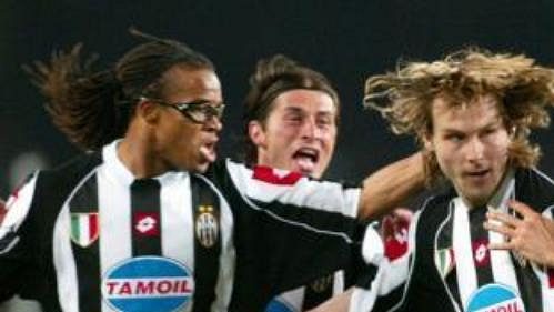 Pavel Nedvěd (na snímku uprostřed) do výběru nejlepších hráčů podle UEFA nepatří Pavel Nedvěd (na snímku uprostřed) do výběru nejlepších hráčů podle UEFA nepatří