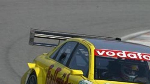 Tom Kristensen pilot týmu Sportsline s automobilem Audi A4 DTM při testování na Masarykově okruhu v Brně. Tom Kristensen pilot týmu Sportsline s automobilem Audi A4 DTM při testování na Masarykově okruhu v Brně.