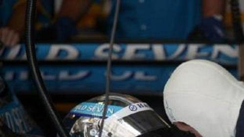 Ital Jarno Trulli se připravuje v boxech před první kvalifikací na Velkou cenu Maďarska. Ital Jarno Trulli se připravuje v boxech před první kvalifikací na Velkou cenu Maďarska.