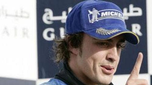 Fernando Alonso na stupních vítězů v Bahrajnu. Fernando Alonso na stupních vítězů v Bahrajnu.