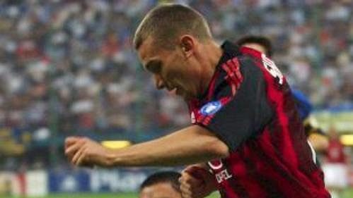 Andrej Ševčenko z AC Milán (vpravo) bojuje o míč s Ramirem Cordobou z Interu Milán ve druhém semifinále fotbalové Ligy mistrů. Andrej Ševčenko z AC Milán (vpravo) bojuje o míč s Ramirem Cordobou z Interu Milán ve druhém semifinále fotbalové Ligy mistrů.