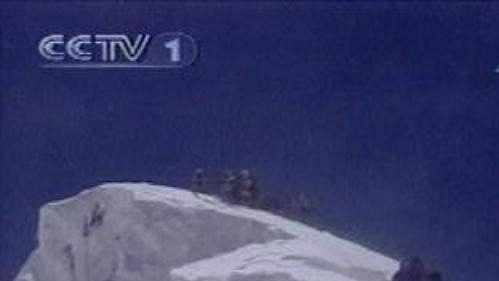 Čínští horolezci zdolali 21. května poprvé Mt. Everest za asistence televizních kamer. Čínští horolezci zdolali 21. května poprvé Mt. Everest za asistence televizních kamer.