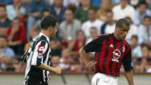 Brazilec Rivaldo (uprostřed) ještě v dresu AC Milán. Brazilec Rivaldo (uprostřed) ještě v dresu AC Milán.