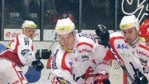 Jan Snopek ze Znojma (druhý zleva) je jedním z nováčků hokejové reprezentace Jan Snopek ze Znojma (druhý zleva) je jedním z nováčků hokejové reprezentace