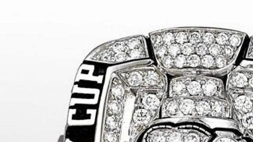 Prsteny pro vítěze Stanley Cupu, tento patří Chicagu. Prsteny pro vítěze Stanley Cupu, tento patří Chicagu.