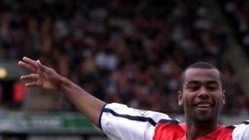 Ashley Cole ještě v dresu Arsenalu Ashley Cole ještě v dresu Arsenalu