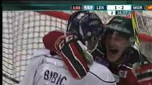 Henrik Eriksson si k oslavám vstřelené branky vybral špatného parťáka. Henrik Eriksson si k oslavám vstřelené branky vybral špatného parťáka.
