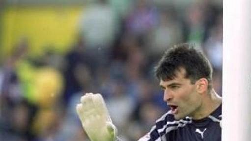Pavel Srníček ve svatyni národního týmu. Pavel Srníček ve svatyni národního týmu.