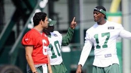 Quarterback Mark Sanchez, Santonio Holmes a nová posila Plaxico Burress na tréninku Jets. Quarterback Mark Sanchez, Santonio Holmes a nová posila Plaxico Burress na tréninku Jets.