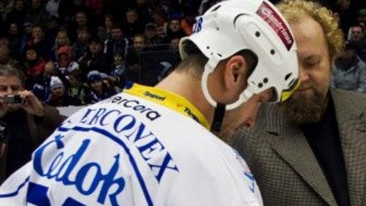 Plzeňský kapitán Martin Straka podepisuje Chartu fair play. Plzeňský kapitán Martin Straka podepisuje Chartu fair play.