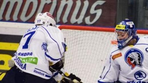 Petr Sýkora vypomáhá brankáři Plzně Marku Mazancovi. Petr Sýkora vypomáhá brankáři Plzně Marku Mazancovi.