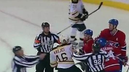 Hokejisté David Krejčí z Bostonu a Tomáš Plekanec z Montrealu se v NHL dostali do křížku. Hokejisté David Krejčí z Bostonu a Tomáš Plekanec z Montrealu se v NHL dostali do křížku.