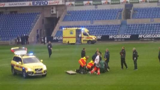 Lékaři se snaží zachránit obránce Lokerenu Grégoryho Mertense, který zkolaboval při zápase rezerv na hřišti v Genku. Lékaři se snaží zachránit obránce Lokerenu Grégoryho Mertense, který zkolaboval při zápase rezerv na hřišti v Genku.