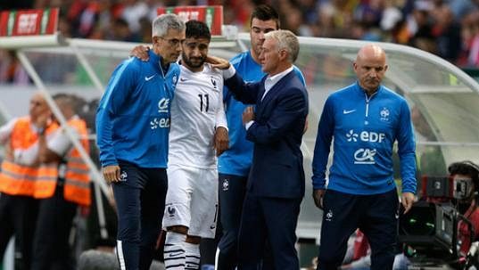 Kulhající francouzský útočník Nabil Fekir odchází za doprovodu lékaře francouzského národního týmu. Kulhající francouzský útočník Nabil Fekir odchází za doprovodu lékaře francouzského národního týmu.