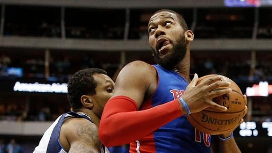 Basketbalista Detroitu Pistons Greg Monroe (vpravo) se prodírá kolem Dallas Mavericks forward Grega Smitha z Dallasu. Basketbalista Detroitu Pistons Greg Monroe (vpravo) se prodírá kolem Dallas Mavericks forward Grega Smitha z Dallasu.