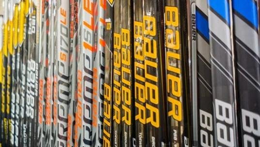 Hokejky společnosti Bauer používá v NHL největší procento hráčů. Hokejky společnosti Bauer používá v NHL největší procento hráčů.