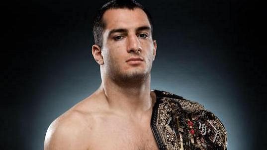 Dvanáct zápasů prožil Gegard Mousasi v UFC, přestoupil, čeká ho Bellator. Dvanáct zápasů prožil Gegard Mousasi v UFC, přestoupil, čeká ho Bellator.