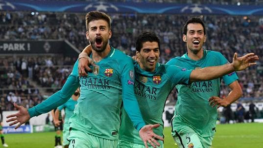 Barcelonský obránce Gerard Piqué (vlevo) slaví se spoluhráči gól proti Mönchengladbachu. Barcelonský obránce Gerard Piqué (vlevo) slaví se spoluhráči gól proti Mönchengladbachu.