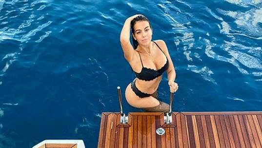 „Jsi nejkrásnější žena na Zemi,“ okomentoval fotku své partnerky Georginy Rodriguezové v bikinách slavný fotbalista Cristiano Ronaldo. „Jsi nejkrásnější žena na Zemi,“ okomentoval fotku své partnerky Georginy Rodriguezové v bikinách slavný fotbalista Cristiano Ronaldo.