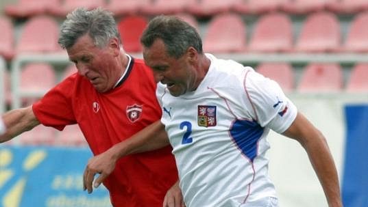 František Jakubec (vpravo) brání v zápase internacionálů někdejšího trnavského kanonýra Jozefa Adamce. František Jakubec (vpravo) brání v zápase internacionálů někdejšího trnavského kanonýra Jozefa Adamce.