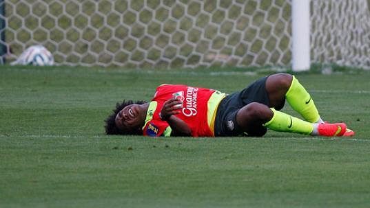 Brazilský fotbalista Willian s bolestivou grimasou. Trénink týmu musel opustit kvůli bolesti v zádech. Brazilský fotbalista Willian s bolestivou grimasou. Trénink týmu musel opustit kvůli bolesti v zádech.