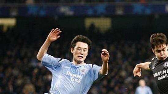 Joe Cole (vpravo) v utkání proti Manchesteru City Joe Cole (vpravo) v utkání proti Manchesteru City