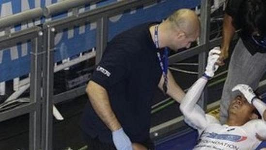 Zraněný Awang s obří třískou v noze Zraněný Awang s obří třískou v noze