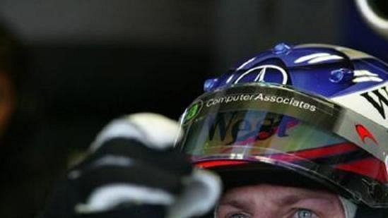 Fin Kimi Räikkönen v kokpitu vozu McLaren. Fin Kimi Räikkönen v kokpitu vozu McLaren.