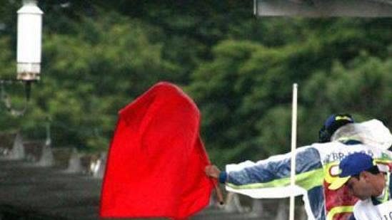Červená vlajka v Interlagosu. Traťoví komisaři právě ukončili Velkou cenu Brazílie v 55. kole. Červená vlajka v Interlagosu. Traťoví komisaři právě ukončili Velkou cenu Brazílie v 55. kole.