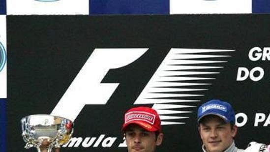 Stupně vítězů brazilské GP, zachycené na snímku, již neplatí. FIA rozhodla: piloti si prohodí pořadí. Stupně vítězů brazilské GP, zachycené na snímku, již neplatí. FIA rozhodla: piloti si prohodí pořadí.