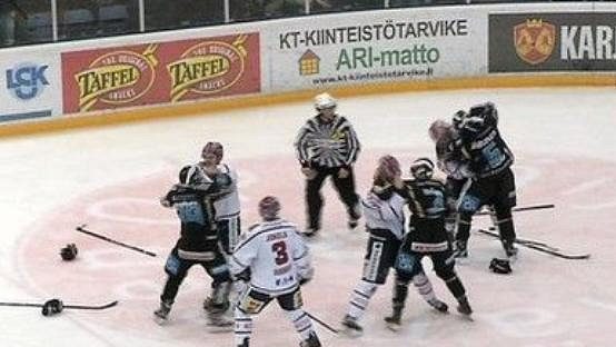 Hromadné bitky mezi hokejisty Lahti a IFK Helsinky Hromadné bitky mezi hokejisty Lahti a IFK Helsinky