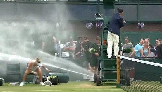 Laura Siegemundová při sprše ve Wimbledonu. Laura Siegemundová při sprše ve Wimbledonu.
