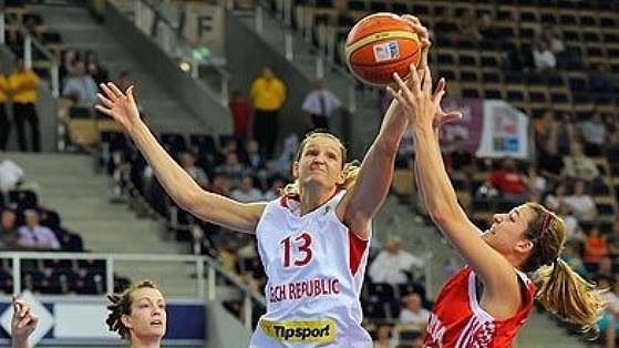 Petra Kulichová (v bílém) se natahuje po míči ve čtvrtfinálovém duelu s Chorvatskem. Petra Kulichová (v bílém) se natahuje po míči ve čtvrtfinálovém duelu s Chorvatskem.