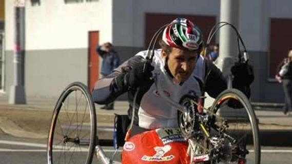 Alex Zanardi usiluje o svůj paralympijský cíl. Alex Zanardi usiluje o svůj paralympijský cíl.