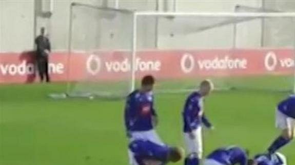 Fotbalisté Stjarnanu baví svět oslavami svých branek. Fotbalisté Stjarnanu baví svět oslavami svých branek.