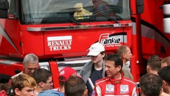 Frankie Vojtíšek rozdává týmové suvenýry fanouškům. Frankie Vojtíšek rozdává týmové suvenýry fanouškům.