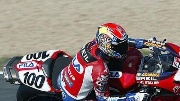 Neil Hodgson na trati okruhu v Magny Cours. Neil Hodgson na trati okruhu v Magny Cours.