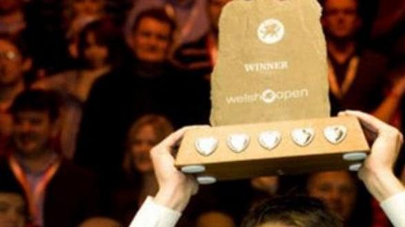 Ali Carter s trofejí pro vítěze Welsh Open Ali Carter s trofejí pro vítěze Welsh Open