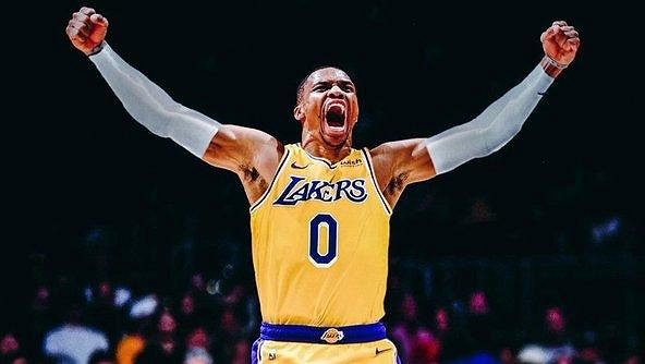 Hvězdný rozehrávač Russella Westbrook odešel z Washingtonu do LA Lakers. Hvězdný rozehrávač Russella Westbrook odešel z Washingtonu do LA Lakers.