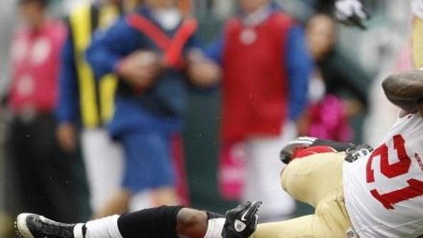Frank Gore skóruje rozhodující touchdown Frank Gore skóruje rozhodující touchdown