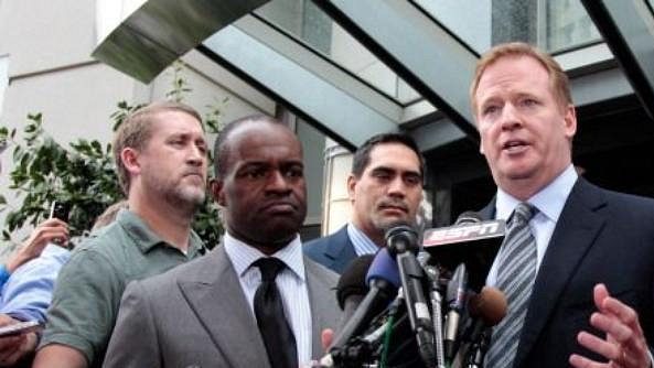 NFL komisař Roger Goodell oznamuje novinářům ukončení stávky NFL komisař Roger Goodell oznamuje novinářům ukončení stávky