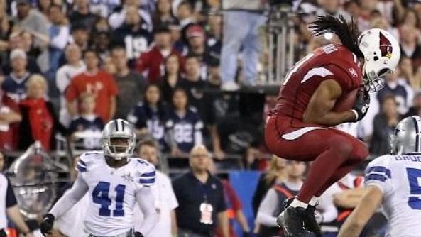 Larry Fitzgerald dokáže zachytit míč v každé situaci. Larry Fitzgerald dokáže zachytit míč v každé situaci.