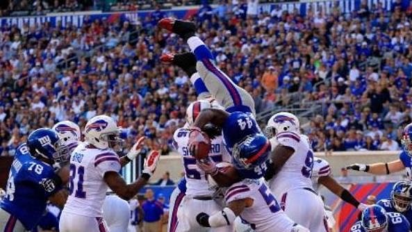 Ahmad Bradshaw skóruje jeden ze svých tří touchdownů Ahmad Bradshaw skóruje jeden ze svých tří touchdownů
