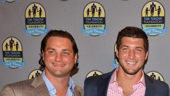 Bratři Robbie a Tim Tebow během charitativního dne Bratři Robbie a Tim Tebow během charitativního dne