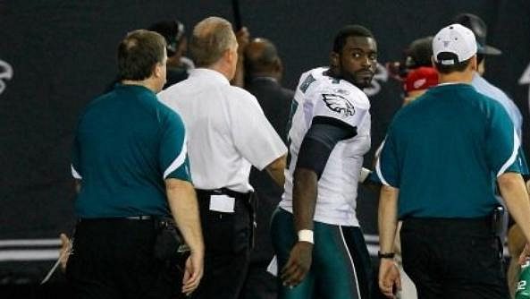 Michael Vick zápas proti Falcons kvůli otřesu mozku nedohrál Michael Vick zápas proti Falcons kvůli otřesu mozku nedohrál