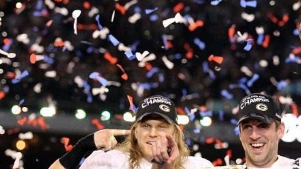 Linebacker Clay Mathews a MVP Super Bowlu XLV quarterback Aaron Rodgers slaví zisk Lombard Trophy. Linebacker Clay Mathews a MVP Super Bowlu XLV quarterback Aaron Rodgers slaví zisk Lombard Trophy.