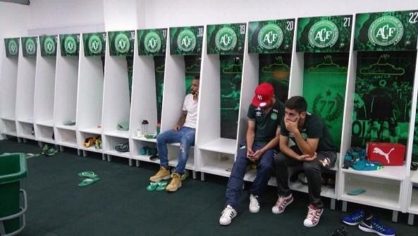 Takhle se po tragédii v šatně sešli hráči Chapecoense, kteří nebyli k finále nominováni. Takhle se po tragédii v šatně sešli hráči Chapecoense, kteří nebyli k finále nominováni.