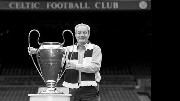 Skotský fotbalový celek Celtic Glasgow přišel během jediného týdne o druhou klubovou legendu. Pár dnů po bývalém kapitánovi Billym McNeillovi v pondělí zemřel jeho bývalý spoluhráč Stevie Chalmers. Skotský fotbalový celek Celtic Glasgow přišel během jediného týdne o druhou klubovou legendu. Pár dnů po bývalém kapitánovi Billym McNeillovi v pondělí zemřel jeho bývalý spoluhráč Stevie Chalmers.